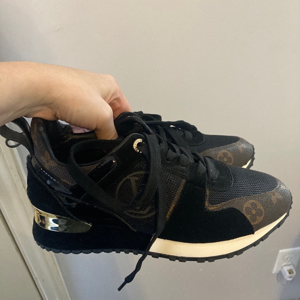 LV logo sneaker